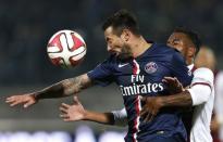 Metz's Romain Metanire (R) challenges Paris St Germain's Ezequiel Lavezzi during their French Ligue 1 soccer match at the Saint Symphorien stadium in Metz November 21, 2014. REUTERS/Vincent Kessler