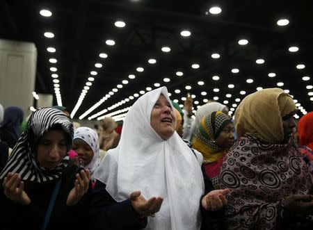 Nahed Ahmed Zeead (C), 51, of Iraq, takes part in the jenazah, an Islamic funeral prayer, for the late boxing champion Muhammad Ali in Louisville, Kentucky, U.S. June 9, 2016. REUTERS/Lucy Nicholson