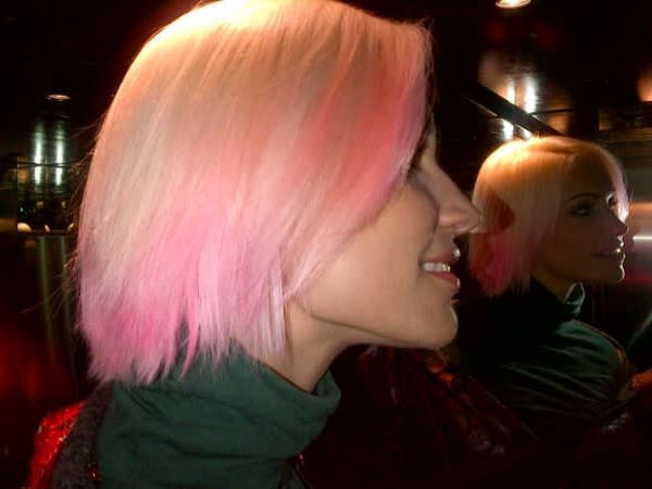 Ingrid no le teme al cambio. Miren esta imagen. La argentina se atrevió a pintar su cabello de color rosa como parte de su participación con una famosa marca de zapatos argentina.