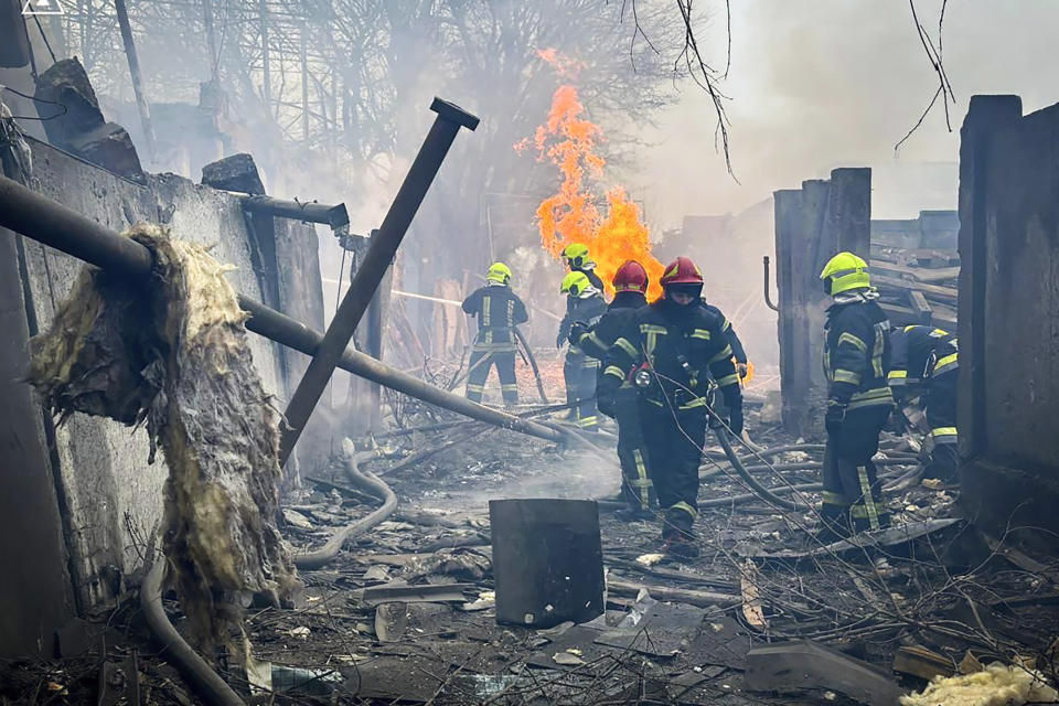 En esta foto distribuida por el Servicio de Emergencia ucraniano, los rescatistas trabajan en la escena de un ataque ruso en Odesa, Ucrania, viernes 15 de marzo de 2024. Al menos 14 personas fallecieron y otras 46 resultaron heridas el viernes en un ataque con misiles rusos sobre Odesa, en el sur de Ucrania, dijeron las autoridades locales. (Servicio de Emergencia de Ucrania, via AP Foto)