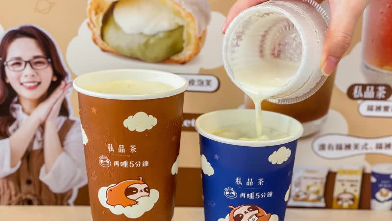 ▲全家與手搖飲品牌「再睡5分鐘」跨界合作，推出現煮咖啡、私品茶搭配「棉被奶蓋」新喝法。（圖／業者提供）