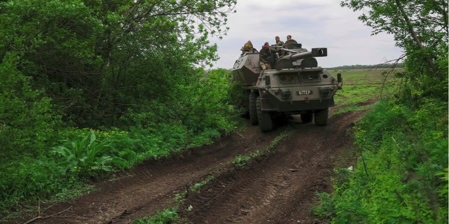 Ukrainian military personnel on a self-propelled howitzer Dana near Avdiivka, May 9, 2023