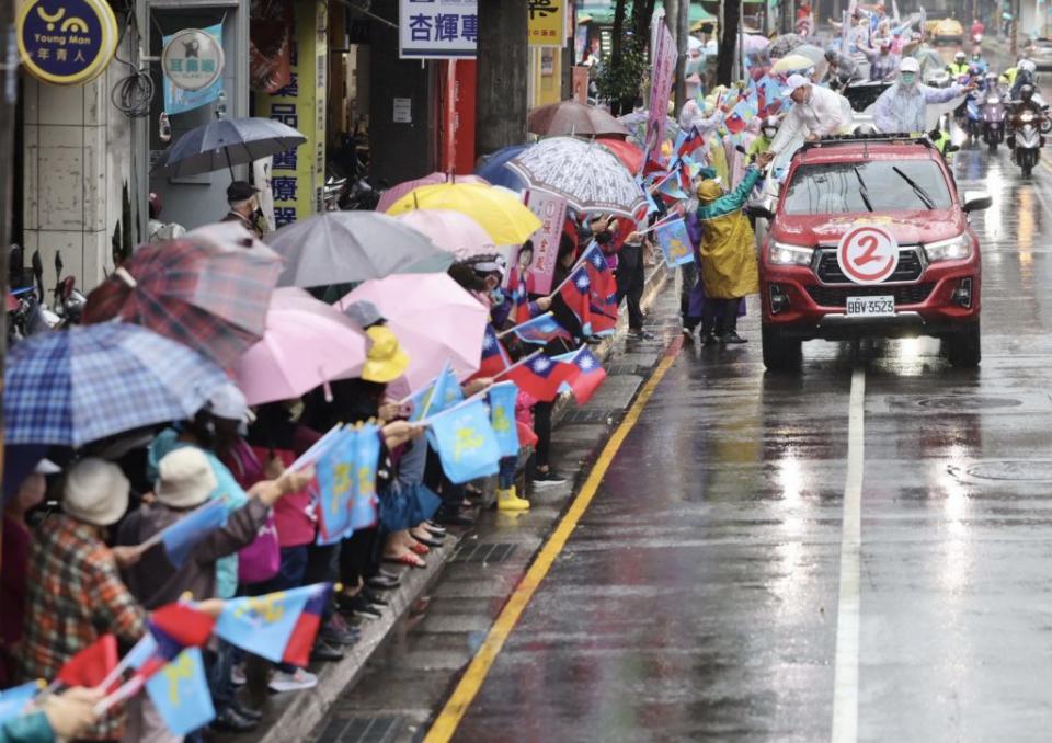 爭取連任新北市長侯友宜二十四日在蘆洲車隊掃街拜票，民眾冒雨熱情相迎。（記者吳瀛洲攝）