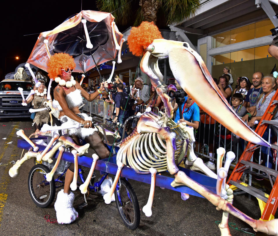 <p>Eine Teilnehmerin der „Fantasy Fest“-Parade fährt in einem selbst gebauten Skelett-Mobil durch die Straßen von Key West, Florida. Das zehntägige Kostümfestival im Südosten der USA stand in diesem Jahr unter dem Motto „Time Travel Unravels“. (Bild: Florida Keys News Bureau via AP) </p>