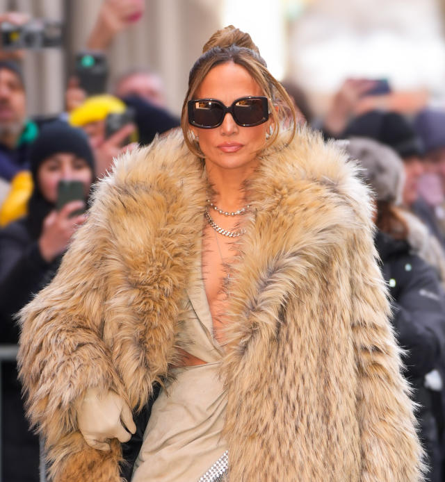 Jennifer Lopez gets in Christmas spirit with red workout leggings