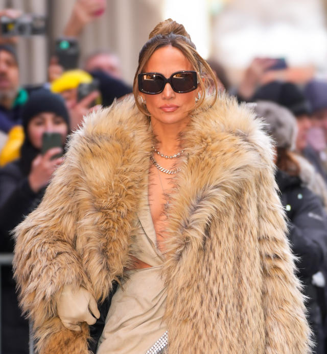 Jennifer Lopez looks incredible in white leggings as she heads to the gym  on Boxing Day – The Sun