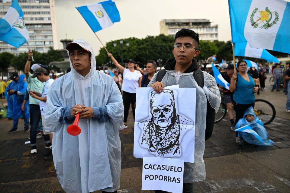 En la imagen una manifestación del 2 de septiembre en la que piden la renuncia de la fiscal Consuelo Porras y de Rafael Curruchiche, acusados de generar una crisis electoral en Guatemala  (Johan ORDONEZ / AFP) (JOHAN ORDONEZ/AFP via Getty Images)