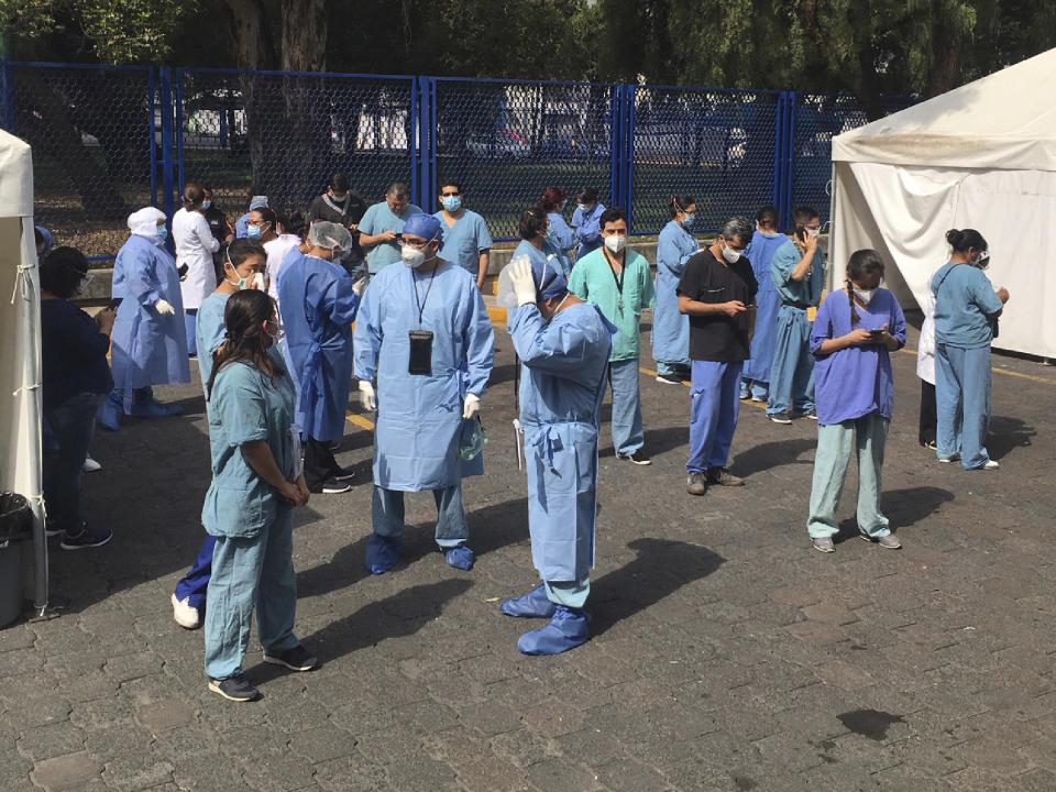 El personal de un hospital en Ciudad de México sale a la calle al sentir un terremoto, el 23 de junio del 2020. (AP Photo/Eduardo Verdugo)