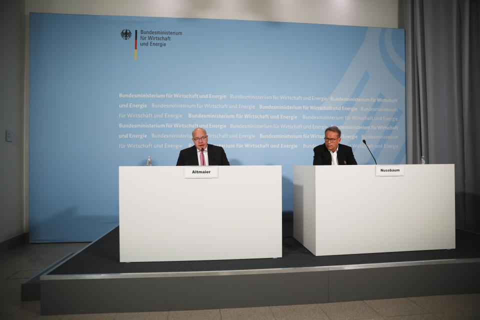 Bundeswirtschaftsminister Peter Altmaier (CDU - links) gibt mit Staatssekretär Ulrich Nussbaum im Wirtschaftsministerium eine Pressekonferenz. Er stellte ein "Stabilisierungspaket" für die deutsche Fluggesellschaft Lufthansa vor. Foto: Markus Schreiber / AP POOL / dpa