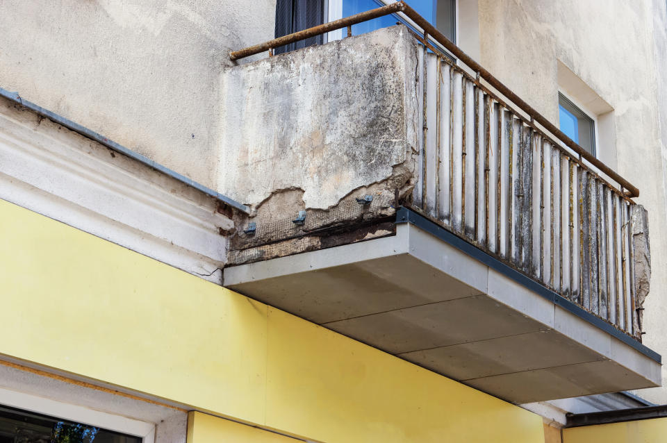 Si des fissures apparaissent sur votre balcon, contacter au plus vite un spécialiste.