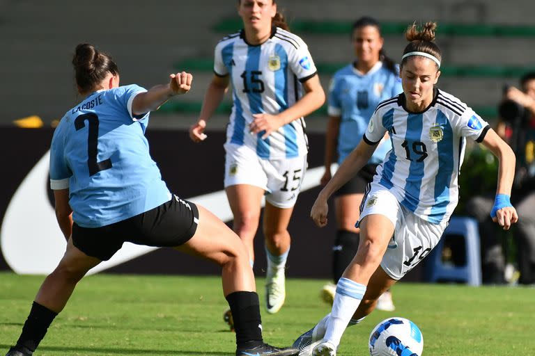 Mariana Larroquette (conduce la pelota) y Florencia Bonsegundo (de fondo) jugarán el segundo Mundial con la Argentina