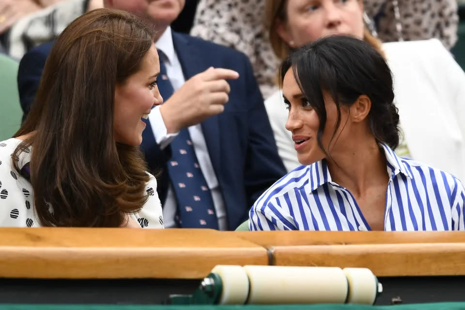 <p>Meghan Markle amüsiert sich 2018 in Wimbledon mit ihrer Schwägerin Kate Middleton. (Getty Images)</p> 