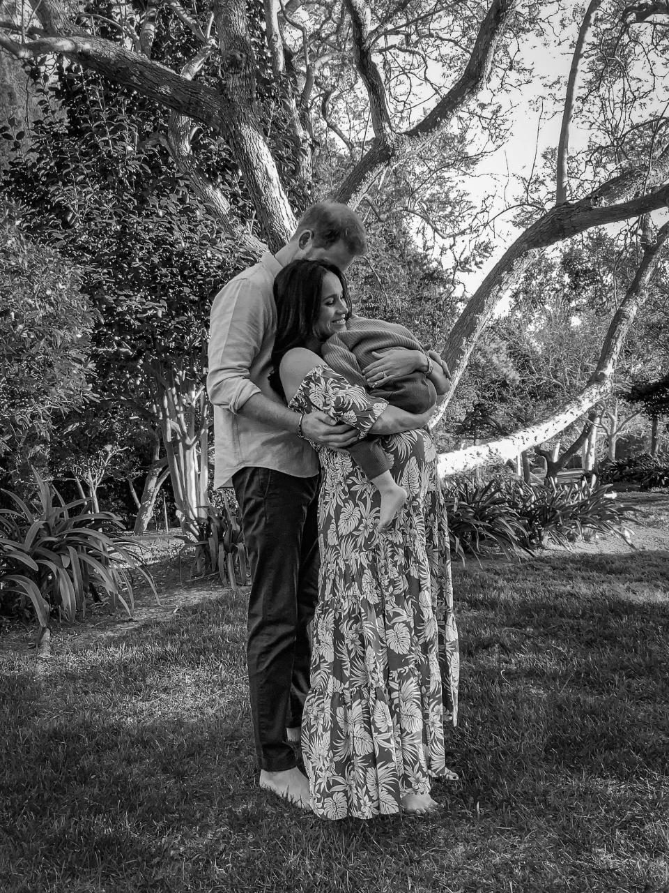 meghan markle and prince harry maternity shoot family photo