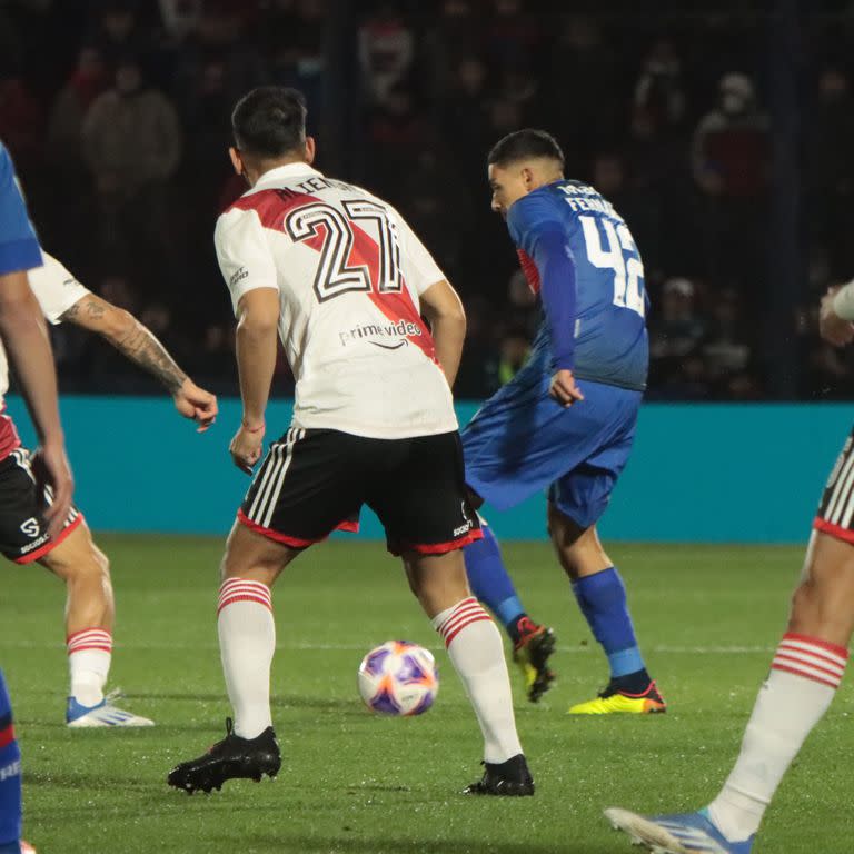 Equi Fernández en acción ante River; el volante central tendrá revancha en Boca desde diciembre