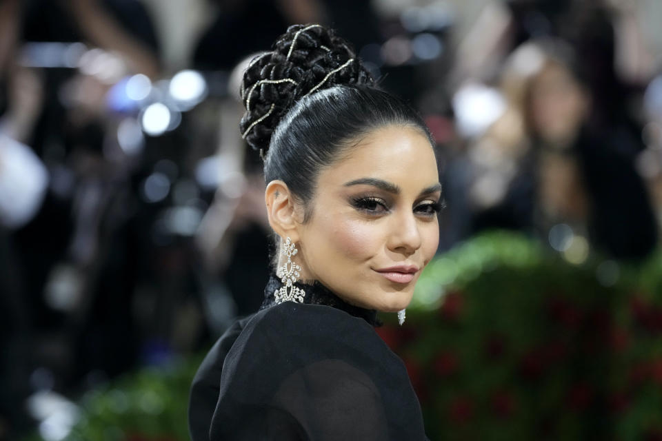 Le chignon à strass de Vanessa Hudgens en 2022