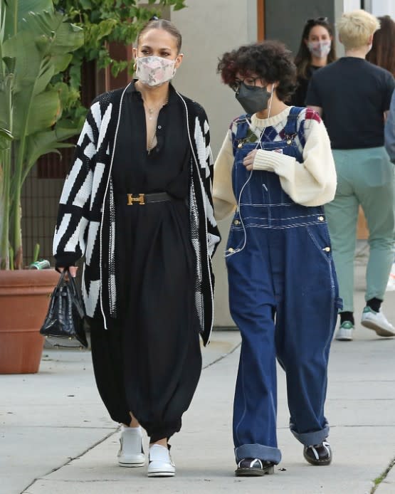 Jennifer Lopez spends the afternoon with her daughter in Venice and grabbed some ice cream. - Credit: P&P / MEGA