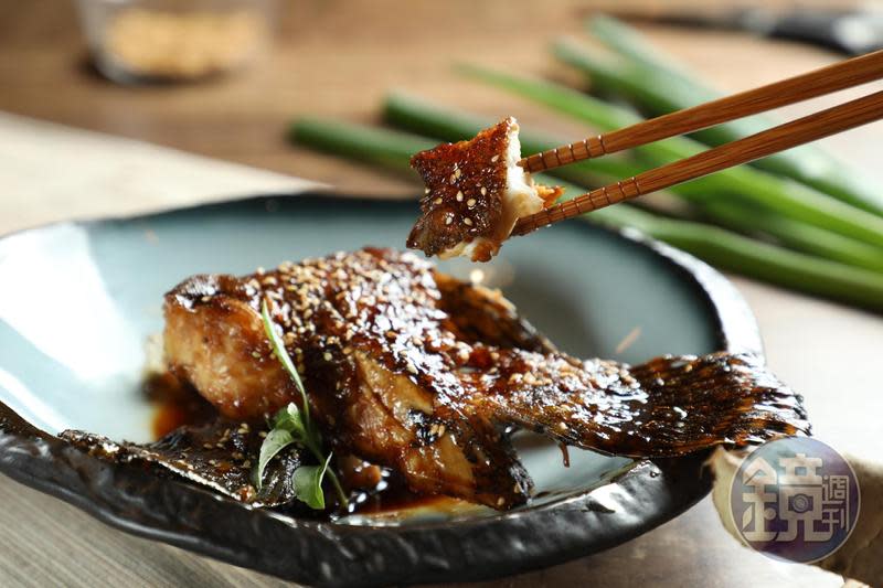 看起來豪華感十足，有如在日式居酒屋才能吃到的「醬燒龍虎斑下巴」，居然在家用一口平底鍋就能做出來？