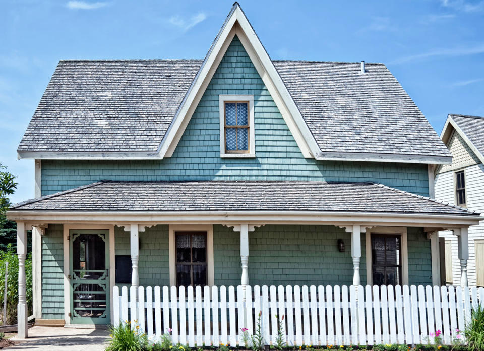 <body> <p>While most homeowners know that a fresh <a rel="nofollow noopener" href=" http://www.bobvila.com/articles/2273-exterior-paint-101/?#.V-BKM5MrLBI?bv=yahoo" target="_blank" data-ylk="slk:exterior paint;elm:context_link;itc:0;sec:content-canvas" class="link ">exterior paint</a> job can really amp up a home's curb appeal, it seems that every neighborhood has that one house that hasn’t seen a fresh coat in decades. If the eyesore happens to be one of your immediate neighbors, buyers may think twice before making an offer. Consider leaving your favorite housepainter’s business card in your neighbor's door—it might inspire him to take action.</p> <p><strong>Related: <a rel="nofollow noopener" href=" http://www.bobvila.com/slideshow/7-no-fail-exterior-paint-colors-48877?#.V-BJHJMrLBI?bv=yahoo" target="_blank" data-ylk="slk:7 No-Fail Exterior Paint Colors;elm:context_link;itc:0;sec:content-canvas" class="link ">7 No-Fail Exterior Paint Colors</a> </strong> </p> </body>