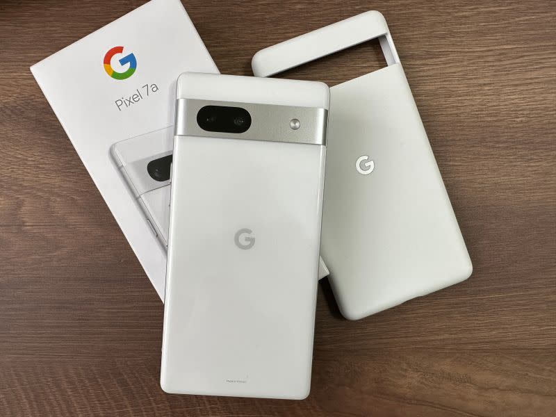 ▲新上市、熱騰騰的Google Pixel 7a 手機，還不快買來孝敬媽媽。(圖／記者周淑萍攝)