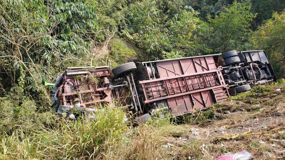 國道三關廟段發生遊覽車衝落邊坡翻覆車禍，駕駛傷重不治。（翻攝畫面）