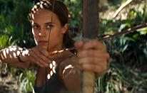 <p>In der Neuverfilmung des gleichnamigen Computerspiels tritt Oscar-Preisträgerin Alicia Vikander in die Fußstapfen von Angelina Jolie, die die taffe Heldin Lara Croft in zwei Filmen spielte. In der Fassung von Roar Uthaug will Lara an den Tod ihres vor sieben Jahren spurlos verschwundenen Vater nicht glauben. Auf der Suche nach ihm begibt sie sich dorthin, wo er zuletzt gesehen wurde. Sie fährt zu einem legendenumwobenen Grabmal auf einer einsamen Insel irgendwo vor der japanischen Küste. Bald stellt sie fest, dass auch andere nach ihrem Vater suchen. (Bild: Warner Bros. Pictures) </p>