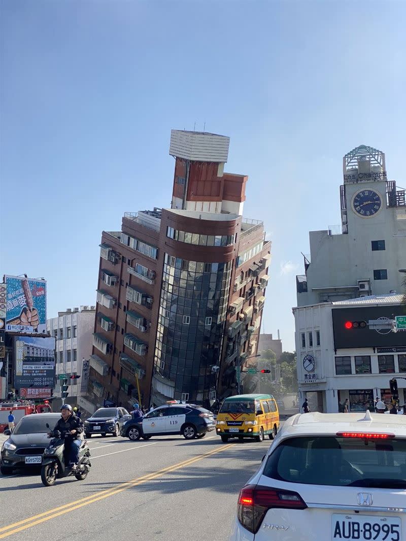 花蓮軒轅路、中山路民宅倒塌。（圖／翻攝畫面）