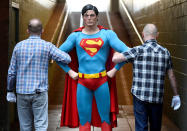 <p>In London laufen die Vorbereitungen für eine Großauktion von Film-Memorabilia auf Hochtouren. Auch das Superman-Kostüm, das Christopher Reeve in den Filmen von 1978 und 1980 trug, kommt bei der Versteigerung unter den Hammer. (Bild: Reuters/Toby Melville) </p>