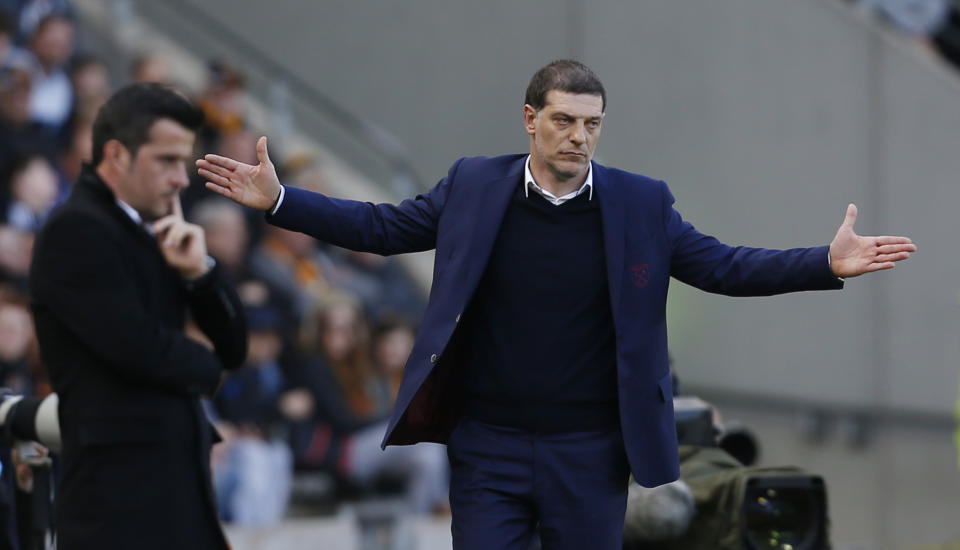 <p>Britain Soccer Football – Hull City v West Ham United – Premier League – The Kingston Communications Stadium – 1/4/17 West Ham United manager Slaven Bilic and Hull City manager Marco Silva Action Images via Reuters / Ed Sykes Livepic EDITORIAL USE ONLY. No use with unauthorized audio, video, data, fixture lists, club/league logos or “live” services. Online in-match use limited to 45 images, no video emulation. No use in betting, games or single club/league/player publications. Please contact your account representative for further details. </p>