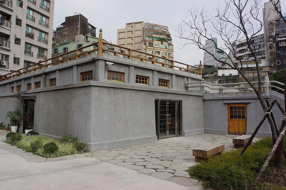 西本願寺本堂基座(Photo via Wikimedia, by lienyuan lee, License: CC BY 3.0，圖片來源：https://commons.wikimedia.org/wiki/File:%E8%A5%BF%E6%9C%AC%E9%A1%98%E5%AF%BA%E6%9C%AC%E5%A0%82%E5%9F%BA%E5%BA%A7_The_Base_of_Main_Hall_of_West_Honganji_Temple_-_panoramio.jpg)