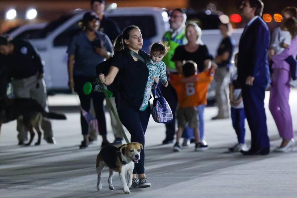 Un vuelo chárter organizado por Project Dynamo llega al Aeropuerto Internacional de Tampa, el 15 de octubre de 2023. En el vuelo viajaban 270 evacuados de Israel, entre ellos 91 niños y cuatro perros.