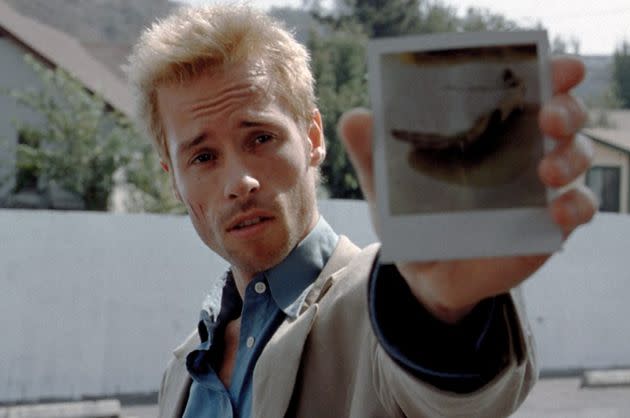 Guy Pearce stars as Leonard Shelby in Memento, based on Memento Mori, a short story by Jonathan Nolan