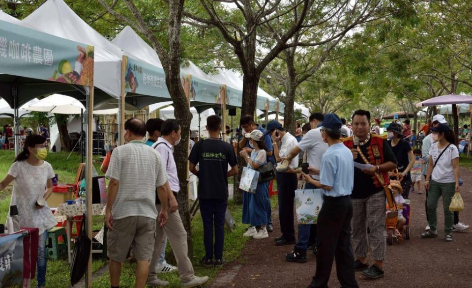 屏東林管處及屏科大共同舉辦的潮州林後四林平地森林園區里山市集，開幕首日即吸引許多民眾親子參與。（記者鄭伯勝攝）