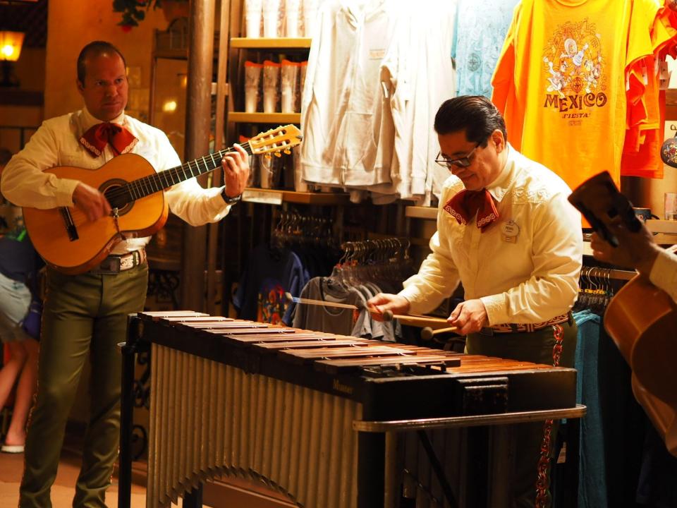 Band playing inside La Cava del Tequila.