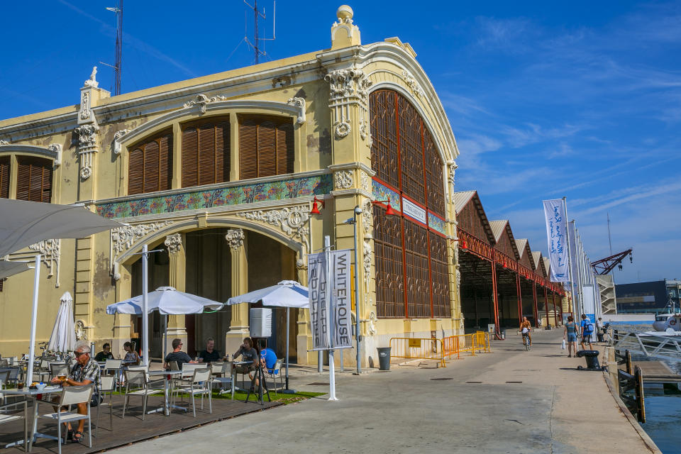 Atypique. C’est peut-être le mot qui convient le mieux pour décrire ce quartier situé à proximité du port et de la plage de Valence à cinq kilomètres du centre-ville. Autrefois simple village de pêcheurs et laissé de côté, El Cabanyal tient sa revanche.