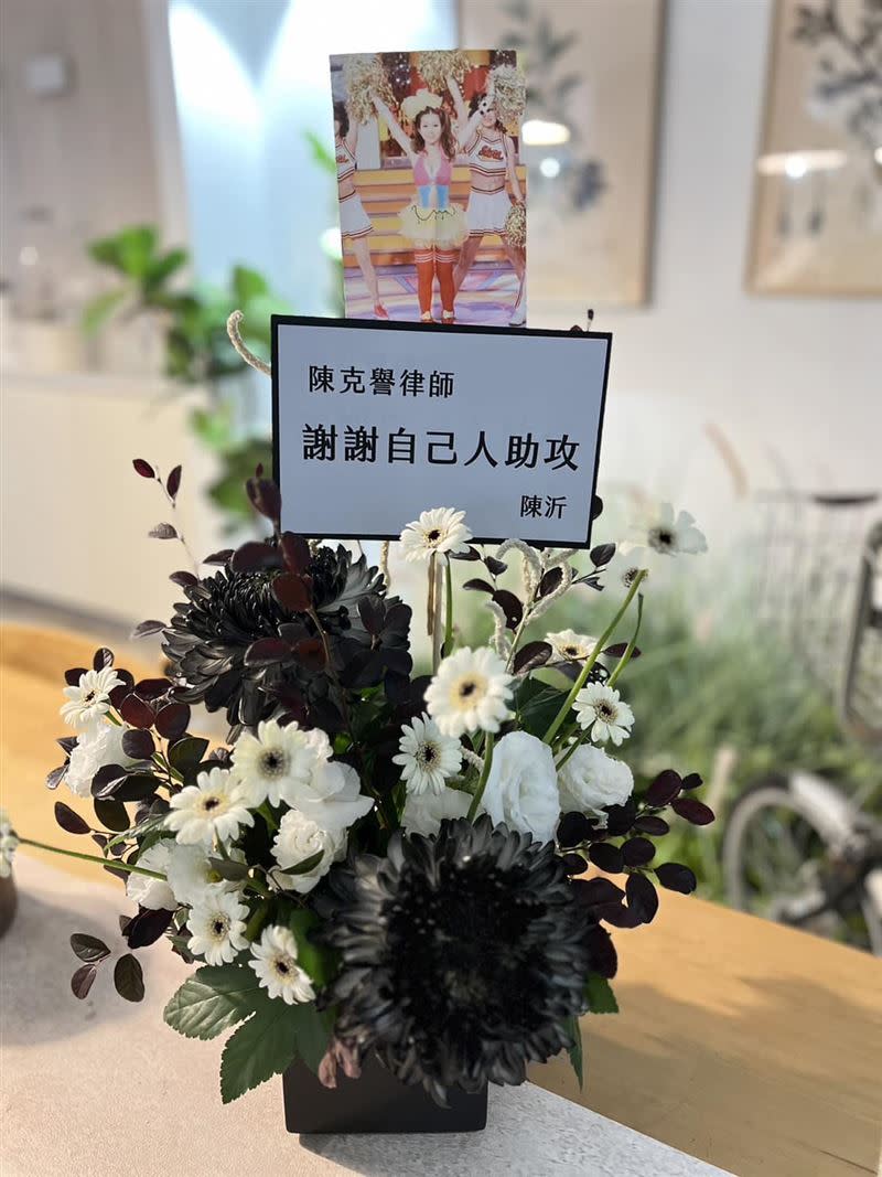 陳沂曾送黑菊花給鄭家純的委任律師遭拒收。（圖／翻攝自陳沂臉書）