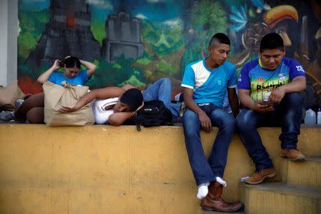 Migrants, part of a caravan travelling to the U.S., rest as they wait to cross the border between Guatemala and Mexico, in Tecun Uman, Guatemala, November 19, 2018. REUTERS/Alkis Konstantinidis