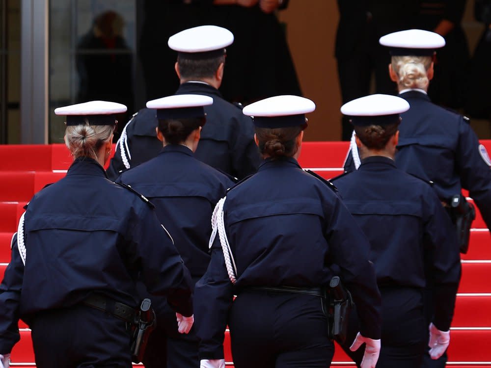 Während der Internationalen Filmfestspiele von Cannes - hier Polizisten vor der Eröffnungszeremonie - gibt es erhöhte Sicherheitsvorkehrungen. (Bild: imago images/ZUMA Press Wire)