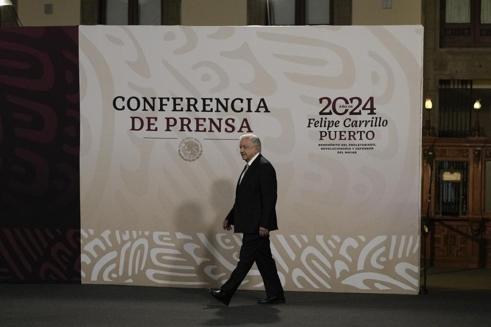 ARCHIVO - El presidente mexicano Andrés Manuel López Obrador llega para comenzar su conferencia de prensa matutina diaria en el Palacio Nacional en la Ciudad de México, el 1 de marzo de 2024. López (AP Foto/Marco Ugarte, Archivo)