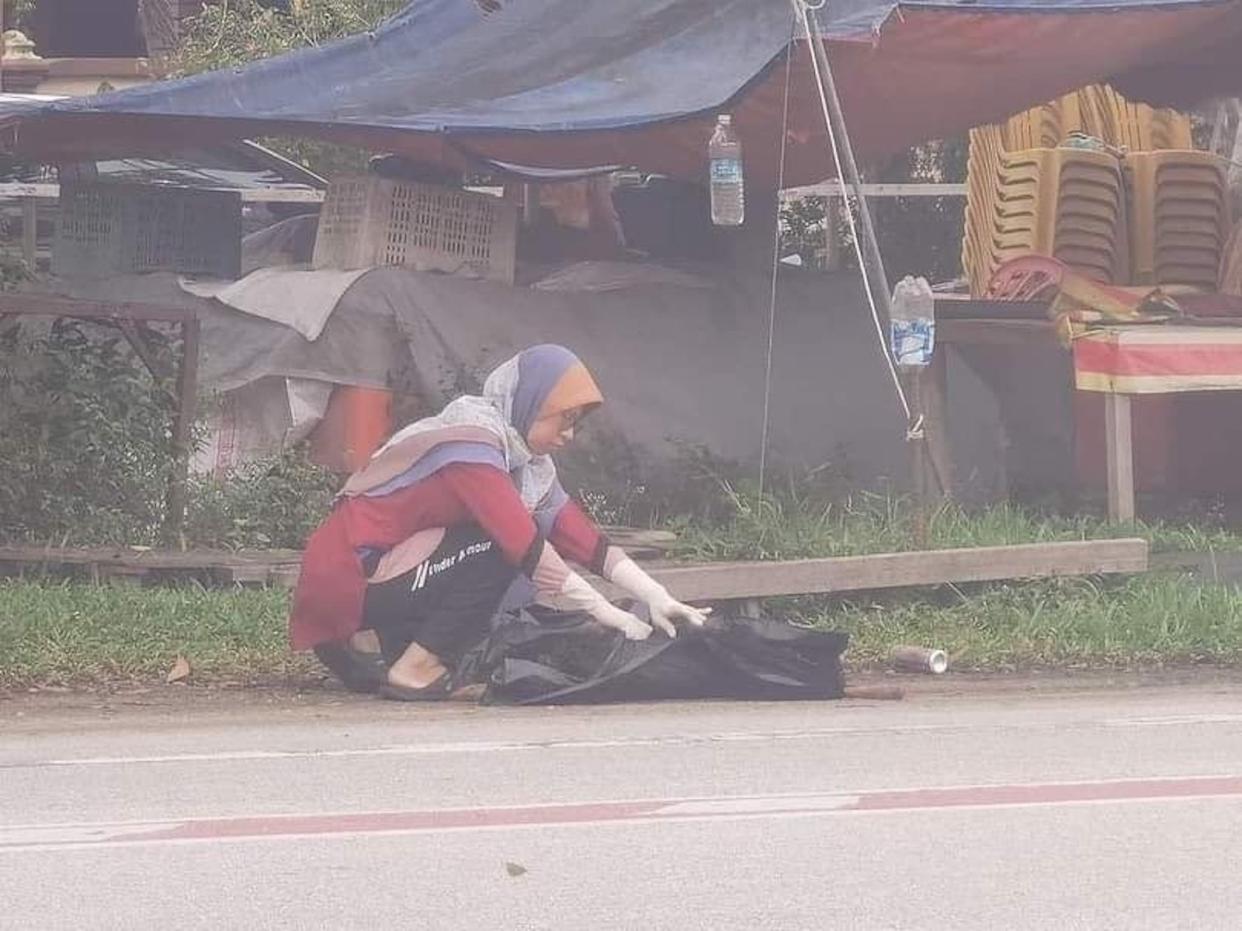 A passerby saw a woman in Terengganu removing the carcass of a dog from a road on Sunday (22 January).