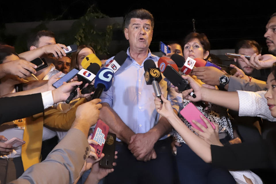 Efraín Alegre, candidato presidencial de la coalición opositora de Concertación da declaraciones fuera de su casa tras el cierre de las votaciones en las elecciones generales, en Lambaré, el domingo 30 de abril de 2023. (AP Foto/Marta Escurra)