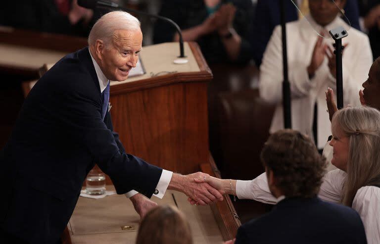 Biden saluda a los asistentes luego del discurso