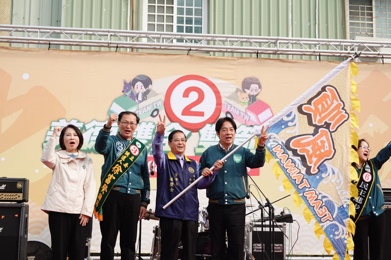 賴清德啟動全國大車掃 東港東隆宮致贈順風旗 民進黨總統候選人賴清德（左4）啟動全國大車掃，8 日在屏東縣東港東隆宮集結，與屏南立委候選人徐富 癸（左2）、屏東縣長周春米（左1）舉行記者會，東 港東隆宮董事長潘慶士（左3）致予賴清德順風旗， 盼車掃過程一路順利。 中央社記者李卉婷攝  113年1月8日 