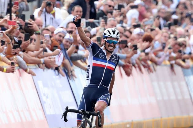 <p>Alaphilippe a attaqué par deux fois et a abordé le dernier tour de circuit (15 km) seul en tête quelques instants après avoir pris les devants.</p>