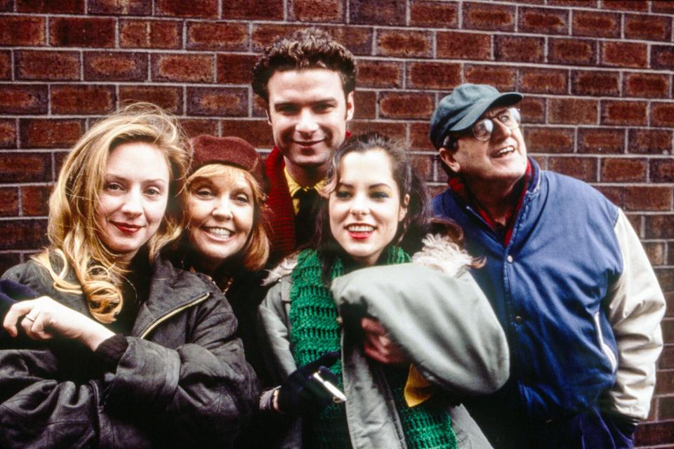 THE DAYTRIPPERS, from left: Hope Davis, Anne Meara, Liev Schreiber, Parker Posey, Pat McNamara