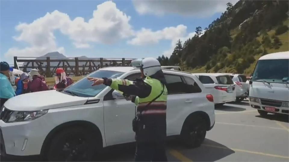 上千車擠爆合歡山！　搶看高山杜鵑亂象多