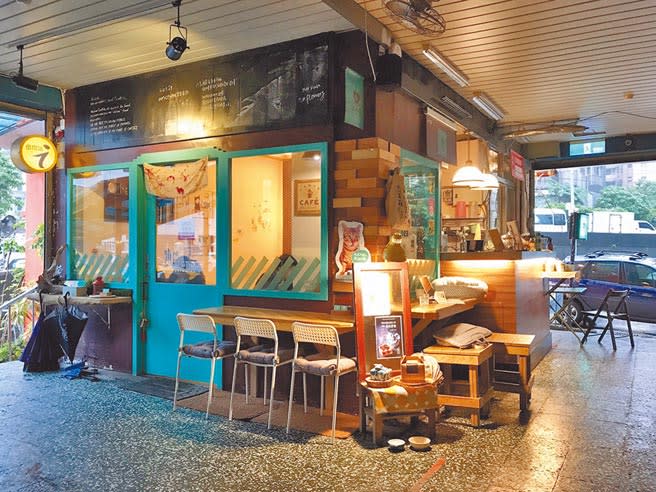 基隆市暖暖區源遠市場角落口有一「小市場咖啡」，與生鮮肉類攤販並行營業。（陳彩玲攝）