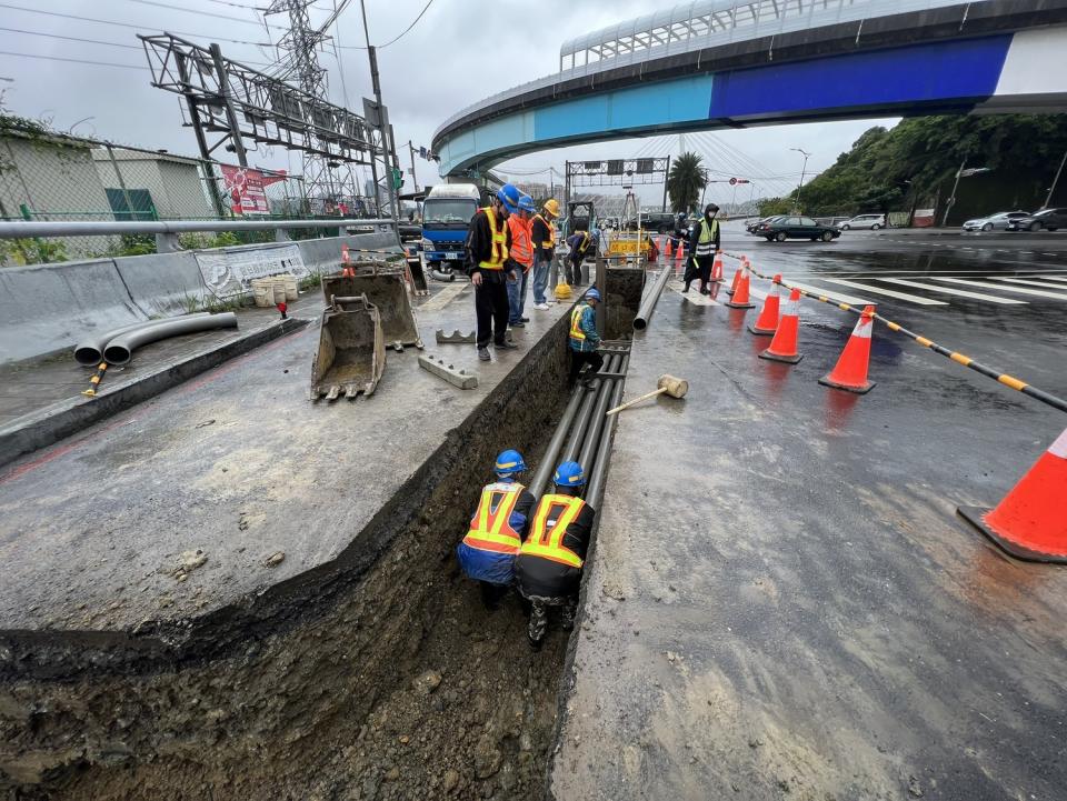 台電配合清水引入工程於新北環快道路上施作管線工程。   圖：新北市水利局提供