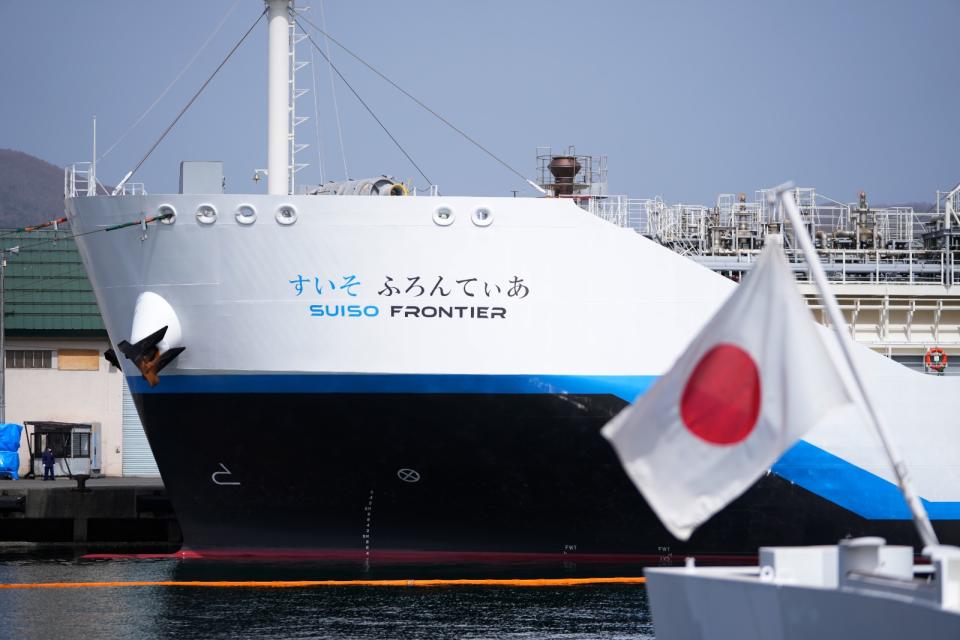 日本液態氫運輸船「氫前線號」（Suiso Frontier）4月14日停靠在日本小樽港。美聯社