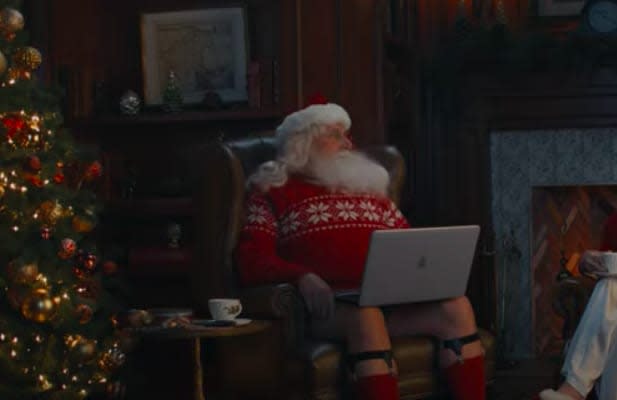 Hãy chuẩn bị cho những phút giây thư giãn và tận hưởng buổi trò chuyện video cùng ông già Noel, cùng cảm nhận không khí Giáng Sinh ấm áp đang đến gần.