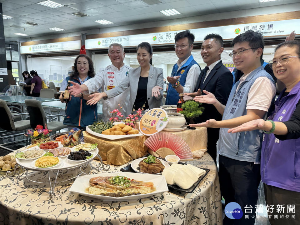 10/05有千人茶宴全部為在地食材。（記者扶小萍攝）